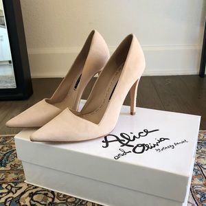 Alice + Olivia Makayla Pumps